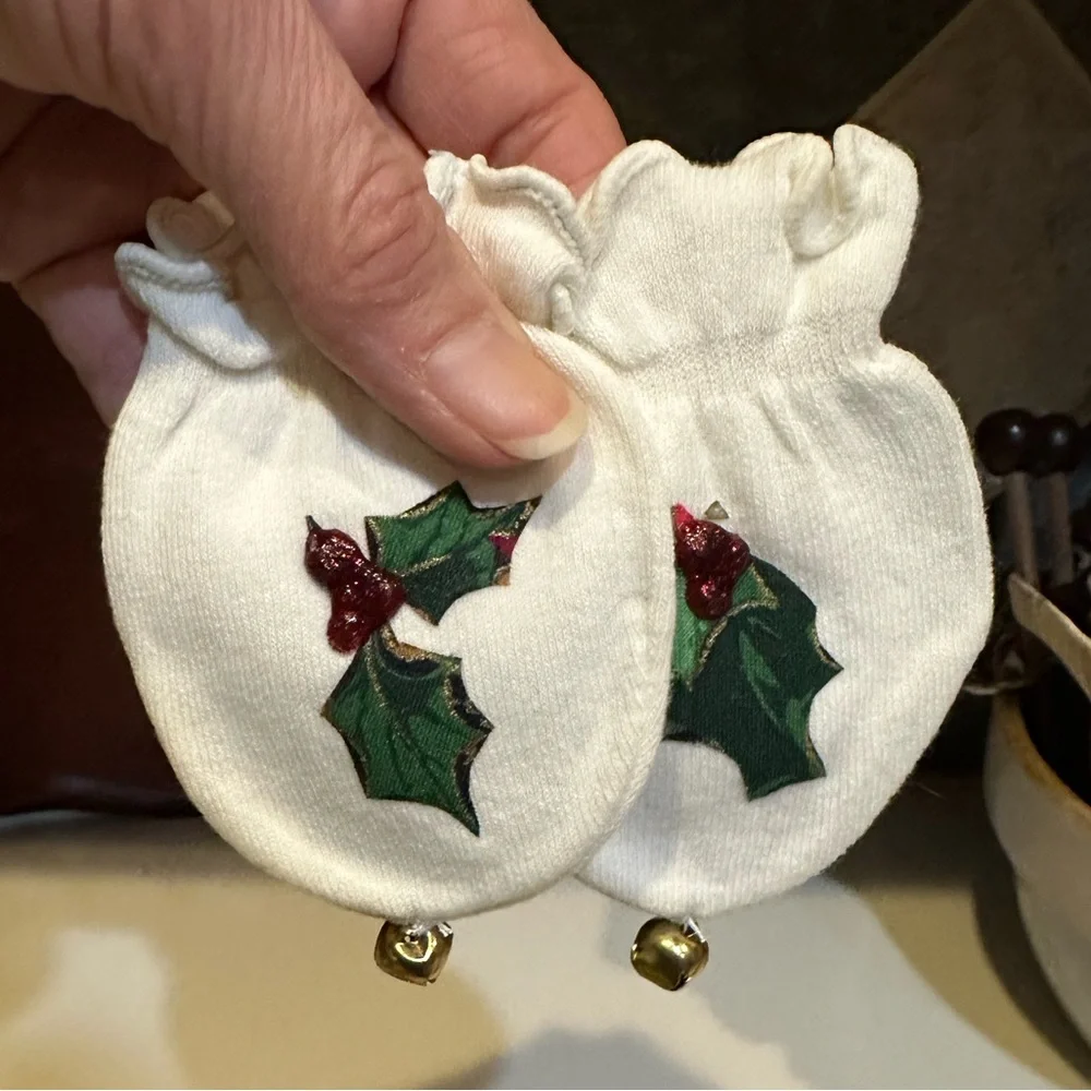 BABY SCRATCH MITTENS BELLS NEWBORN INFANT HOLLY APPLIQUÉ CHRISTMAS BLU YELO WTE